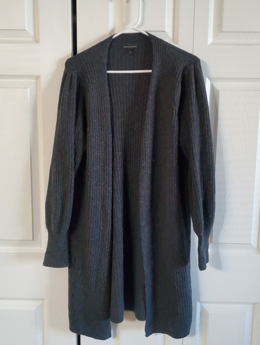 BANANA REPUBLIC FACTORY CHARCOAL RIBBED PUFF SHOULDER. DUSTER OPEN CARDIGAN MED